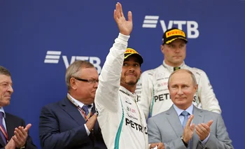 El circuito de Sochi en Rusia, que tan bien la cae a Lewis Hamilton donde ha ganado varias veces, fue bajado este viernes por la FIA del calendario 2022 de Fórmula Uno y Vladimir Putin esta vez no podrá disfrutarlo como en esta foto de 2018