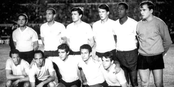 Baeza al lado de Ladislao Mazurkiewicz; campeones de 1967