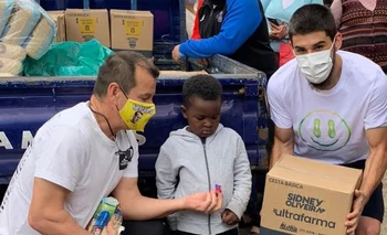 Bruno Méndez y Dunga ayudaron en Porto Alegre entregando alimentos