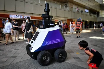 Xavier es un robot para controlar las medidas de distanciamiento social por covid-19 en Singapur