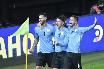 Gastón Pereiro, Piquerez y Bentancur celebran el gol del triunfo