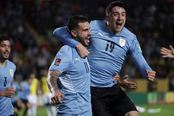 Gastón Pereiro y Joaquín Piquerez celebran el gol del triunfo de Uruguay ante Ecuador en el Campeón del Siglo