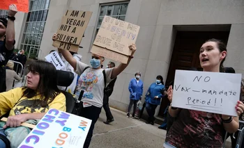 Foto de archivo. Un pequeño grupo de manifestantes contra la vacunación se reúne en las afueras de Nueva York, el 1º de setiembre de 2021