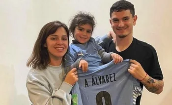 Agustín Álvarez Martínez con su pareja Thalía y su hija Julia; de la alegría de debutar con gol en la selección, a volver con Peñarol