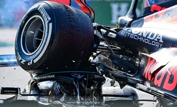 La rueda trasera derecha del auto de Verstappen le pasó por encima de la cabeza a Lewis Hamilton