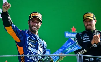 Daniel Ricciardo celebra su victoria en Monza; al lado suyo, Valtteri Bottas, quien terminó tercero