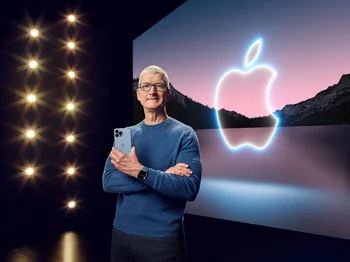 Tim Cook con el nuevo iPhone 13 cuando lo presentó en setiembre en Estados Unidos.