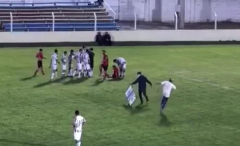 El momento de la lesión del camillero en el partido entre Laureles de Fray Bentos y Universitario de Salto, por Copa OFI