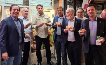 Pizza y soda en la calle, la cena obligada de Jair Bolsonaro y su delegación en Nueva York.