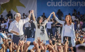 La diputada Vallejos es cercana a la actual vicepresidenta, Cristina Fernández (derecha)