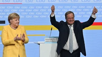 El líder de la CDU, Armin Laschet (derecha) es el sucesor favorito de Angela Merkel, pero su liderazgo ha sufrido varios reveses