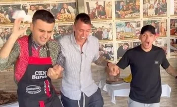 Los futbolistas uruguayos Fernando Muslera y Lucas Torreira se divirtieron con el influencer turco CZN Burak