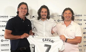 Edinson Cavani junto a Gonzalo De los Santos y Walter Guglielmone en Valencia