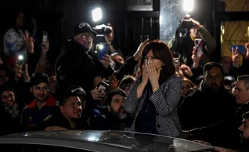 La vicepresidenta Cristina Fernández de Kirchner a la salida de su casa