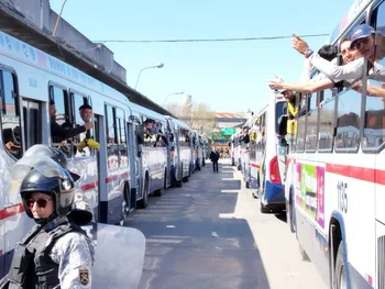 Los hinchas de Peñarol fueron trasladados en ómnibus desde el Mercado Modelo al Parque