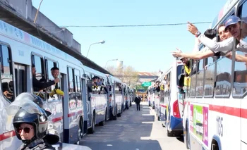 Los hinchas de Peñarol fueron trasladados en ómnibus desde el Mercado Modelo al Parque