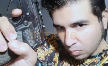 Fernando Sabag Montiel con el arma secustrada