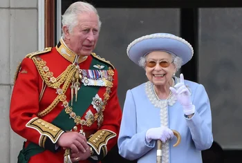 El por entonces príncipe de Gales, ahora rey Carlos III, junto a su madre, la reina Isabel II