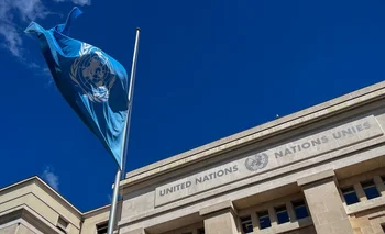 La bandera de la ONU izada a media asta en su oficina de Ginebra, Suiza, por la muerte de la Reina Elizabeth II