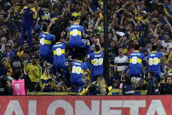 Siete jugadores de Boca, entre ellos, Darío Benedetto, celebran el gol del goleador