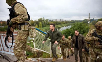 El presidente de Ucrania, Volodimir Zelensky, entre sus soldados