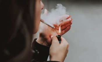 "Más de un tercio de los productos de tabaco disponiblescerca de liceos y universidades son saborizados", según investigación de expertos
