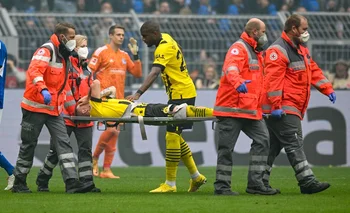 Marco Reus salió haciendo gestos de mucho dolor por su lesión en el clásico de Borussia Dortmund ante Schalke 04 y ya especulan que se podría perder su segundo Mundial consecutivo con Alemania