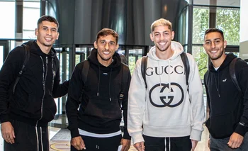 La llegada de los jugadores de la selección a Viena: Mathías Olivera, Damián Suárez, Federico Valverde, Sebastián Cáceres