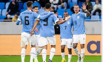 La selección uruguaya celebra el segundo gol contra Canadá
