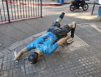 Así quedó la estatua de Luis Suárez en Salto luego de los festejos de los hinchas de Peñarol por su 131 aniversario