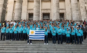 La delegación uruguaya en las escalinatas del Palacio Legislativo