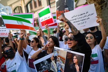 Protestas de mujeres iraníes ante la embajada iraní de Estambul por la muerte de Mahas Amini