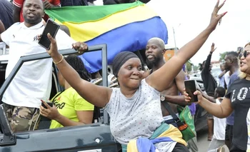 Partidarios de los militares que derrecaron el gobierno recientemente elegido marchan por las calles de Gabón