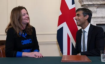 Gillian Keegan, secretaria de Educación del Reino Unido, con el primer ministro Rishi Sunak