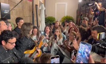 Juanes improvisó un concierto frente a su hotel.
