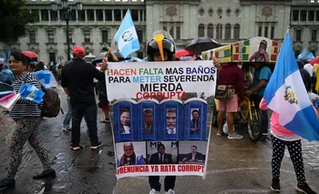 Partidarios del presidente electo Bernardo Arévalo exigen la renuncia de los cuestionados fiscales promovieron la suspensión del partido Semilla