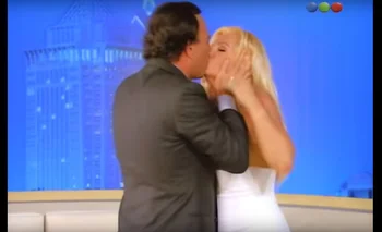 Los besos de Julio Iglesias a la presentadora argentina Susana Giménez