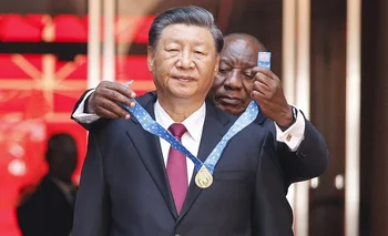 El líder chino Xi Jinping galardonado durante la reciente cumbre de los BRICS en Sudáfrica