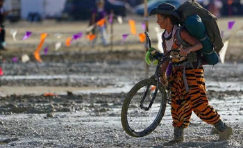 Algunos asistentes al festival Burning Man dijeron que necesitaban salir, mientras que otros siguieron la corriente y se quedaron pese a las lluvias.