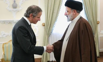 El director del Organismo internacional de Energía Atómica, Rafael Grossi, saluda al presidente de Irán, Ebrahim Raisi.