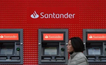 Cajeros de Banco Santander en una oficina de Londres