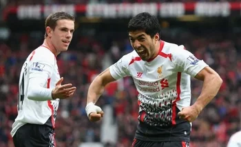 Suárez y Henderson en Liverpool