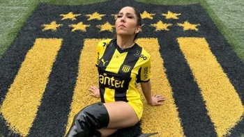 La modelo brasileña Renata Frisson estuvo en el Estadio Campeón del Siglo de Peñarol