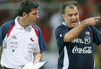 Marcelo Bielsa y Eduardo Berizzo cuando trabajaron juntos en el cuerpo técnico de la selección chilena