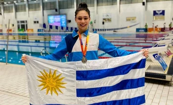 Angelina Solari con la bandera de Uruguay