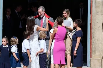La reina Letizia anuda el pañuelo festivo de los sanfermines a Felipe VI en el Ayuntamiento de Pamplona
