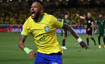 Neymar celebra su primer gol, con el que le batió el récord a Pelé