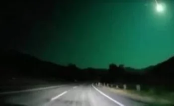 La ruta iluminada por un meteorito