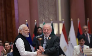 Lula da Silva (der.) recibe de manos del presidente indio Narendra Modi el martillo que simboliza la presidencia del G20.
