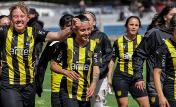 Las jugadoras de Peñarol femenino sub 19 se coronaron campeonas del Torneo Apertura ante Nacional e inician la vuelta olímpica